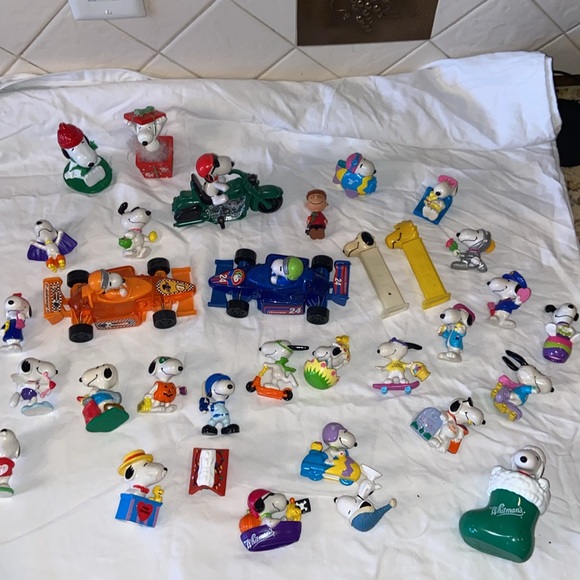 Lot Of Over 30  Snoopy And Peanuts figurines - Picture 2 of 12